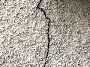ひび割れは雨水が内部を侵食