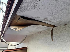 トタン屋根のめくれ